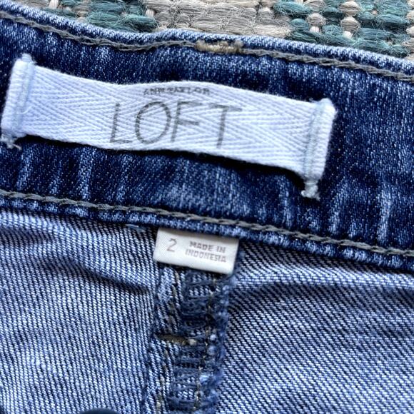 Ann Taylor LOFT Medium Wash Frayed Hem Denim Shorts Cuffed - Size 2 - Picture 5 of 10